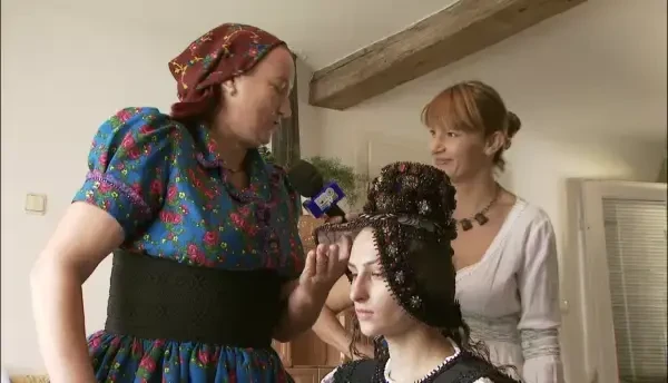 Nunta in Tara Oasului partea II. O rochie de mireasa cantareste peste 25 de kilograme si ajunge sa coste cat un Logan