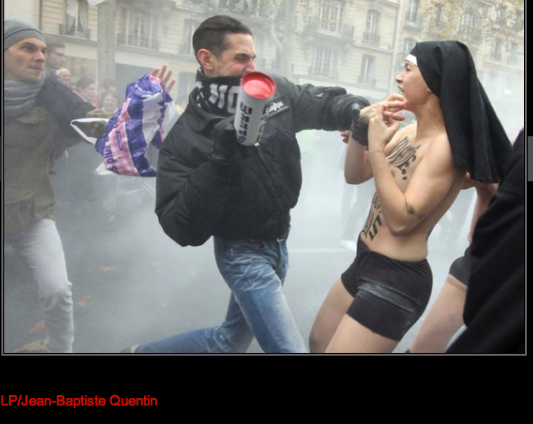 Activistele topless de la Femen au fost batute de militantii crestini din Paris. VIDEO