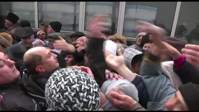 "Au venit peste mine ca tatarii". Imbulzeala mare la Sibiu, la distribuirea alimentelor de la UE