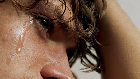 “Mama mea diabolica m-a facut sa cred ca voi muri de cancer”. Un copil isi spune povestea dramatica