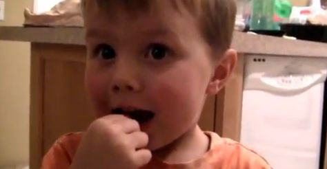 Reactia memorabila a unui copil de 3 ani, atunci cand mananca o bomboana cu gust acru. VIDEO