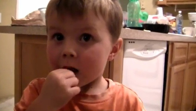 VIRAL: Cum reactioneaza un copil cand mananca pentru prima data o bomboana amara :)