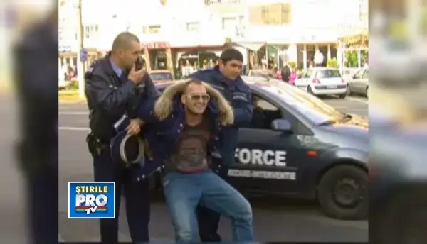 Un interlop din Baia Mare ii scuipa pe politisti si loveste cu picioarele masina agentilor