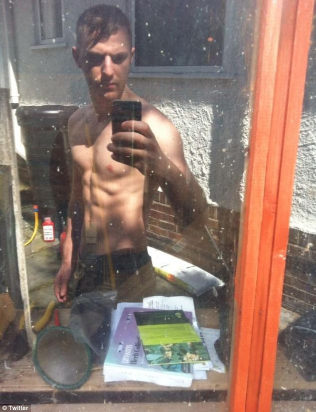 Gafa unui magazin: a pus o poza topless pe contul de Twitter. Cum au reactionat utilizatorii