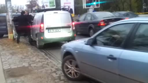 Reactia primitiva a unui sofer, atunci cand nu este lasat sa intre in coloana. VIDEO