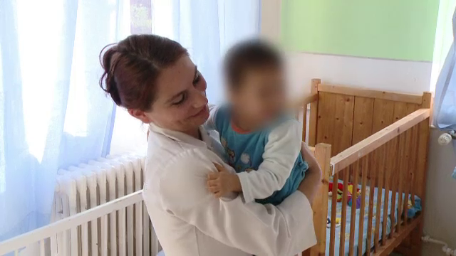 Povestea lui Daniel: Zace de un an in spital pentru ca nu are un parinte care sa dea o semnatura