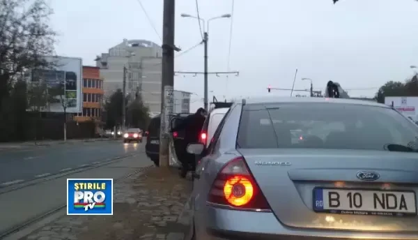 Reactia primitiva a unui sofer, atunci cand nu este lasat sa reintre in coloana. VIDEO