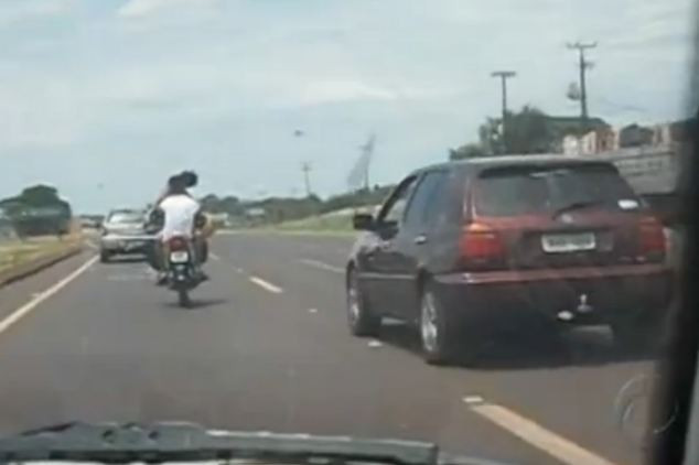 Cuplu din Brazilia, filmat in timp ce se saruta pe o motocicleta care merge cu 80km/h. VIDEO
