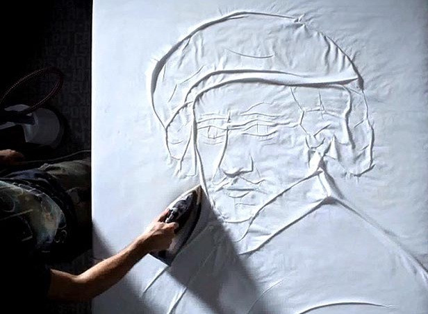 Ce Van Gogh si Rembrandt au facut cu pensula, el face cu fierul de calcat. VIDEO