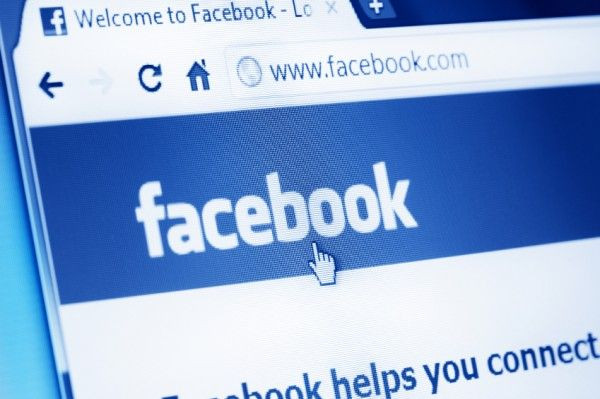 Studiu: O treime din tinerii americani stau pe Facebook si Twitter cand merg la toaleta