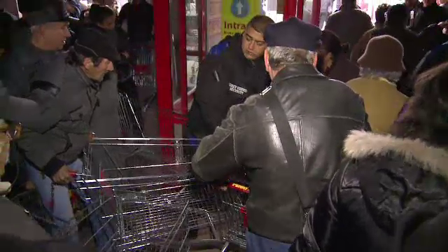 Joia neagra a cumparaturilor cu reduceri. Sute de oameni au impartit coate pentru faina si fasole