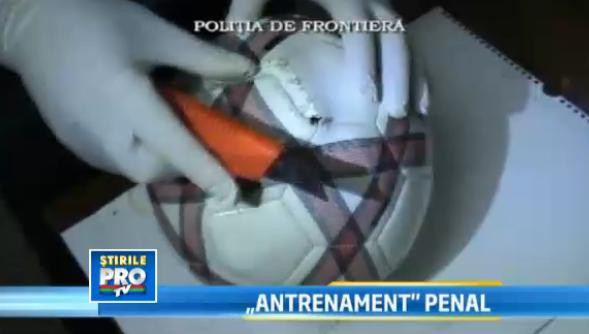 Tanar arestat dupa ce "a jucat fotbal" langa zidurile unei inchisori. Ce facea de fapt