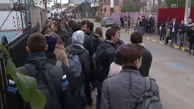 In Bacau, profesorii sunt pusi de paza la poarta scolii. "Putem fi si gardieni si femei de serviciu"