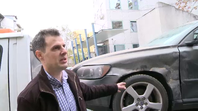 Protestul inedit al unui bucurestean care nu si-a putut repara masina in baza RCA. VIDEO