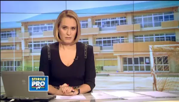 In Bacau, profesorii sunt pusi de paza la poarta scolii.