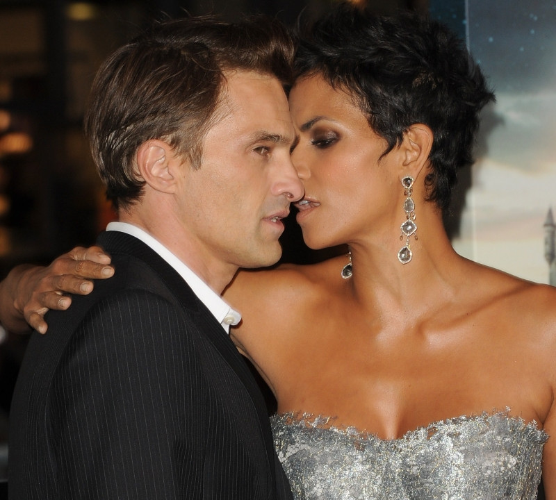 Halle Berry si Olivier Martinez s-au casatorit. Ceremonia a fost restransa, cu doar 60 de invitati