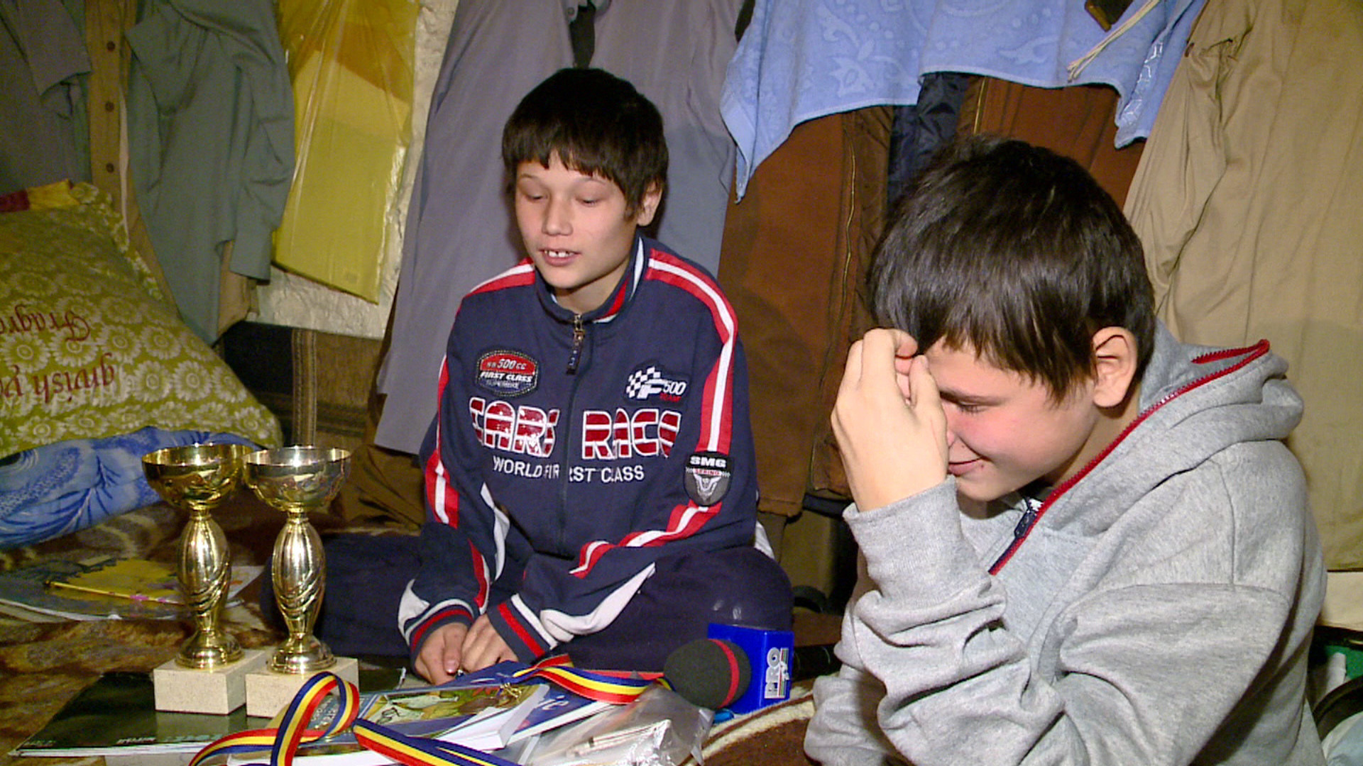 Invata sa fii mare.Povestea fratilor care traiesc in ghereta cu diplome si cupe obtinute la scoala