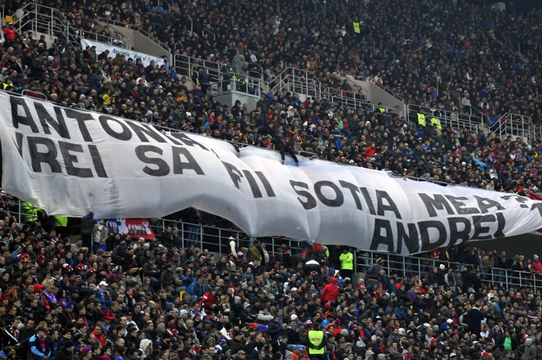 Cerere de casatorie in fata a 50.000 de fani stelisti.Ce surpriza i-a facut acest tanar iubitei sale