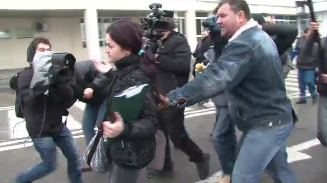 Muncitorii de la Arpechim au bruscat-o pe femeia care venise ca executor judecatoresc. VIDEO