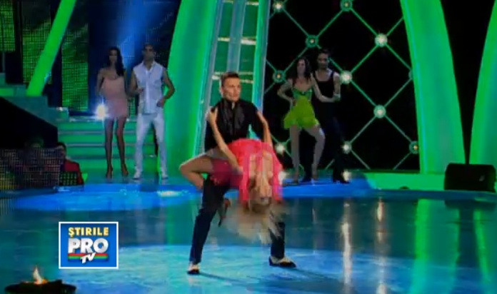 Tinuta latino care i-a tinut pe barbati in fata televizoarelor. Roxana Ionescu a dansat bachata