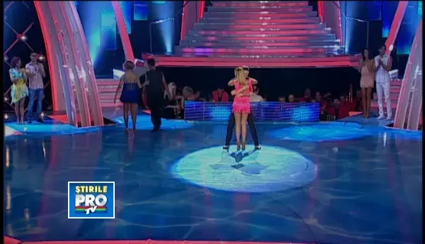 Tinuta latino care i-a tinut pe barbati in fata televizoarelor. Roxana Ionescu a dansat bachata