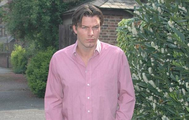 "Am fost un prost. M-am lasat manipulat de o femeie". Ce mesaj a primit pe Facebook sotia barbatului