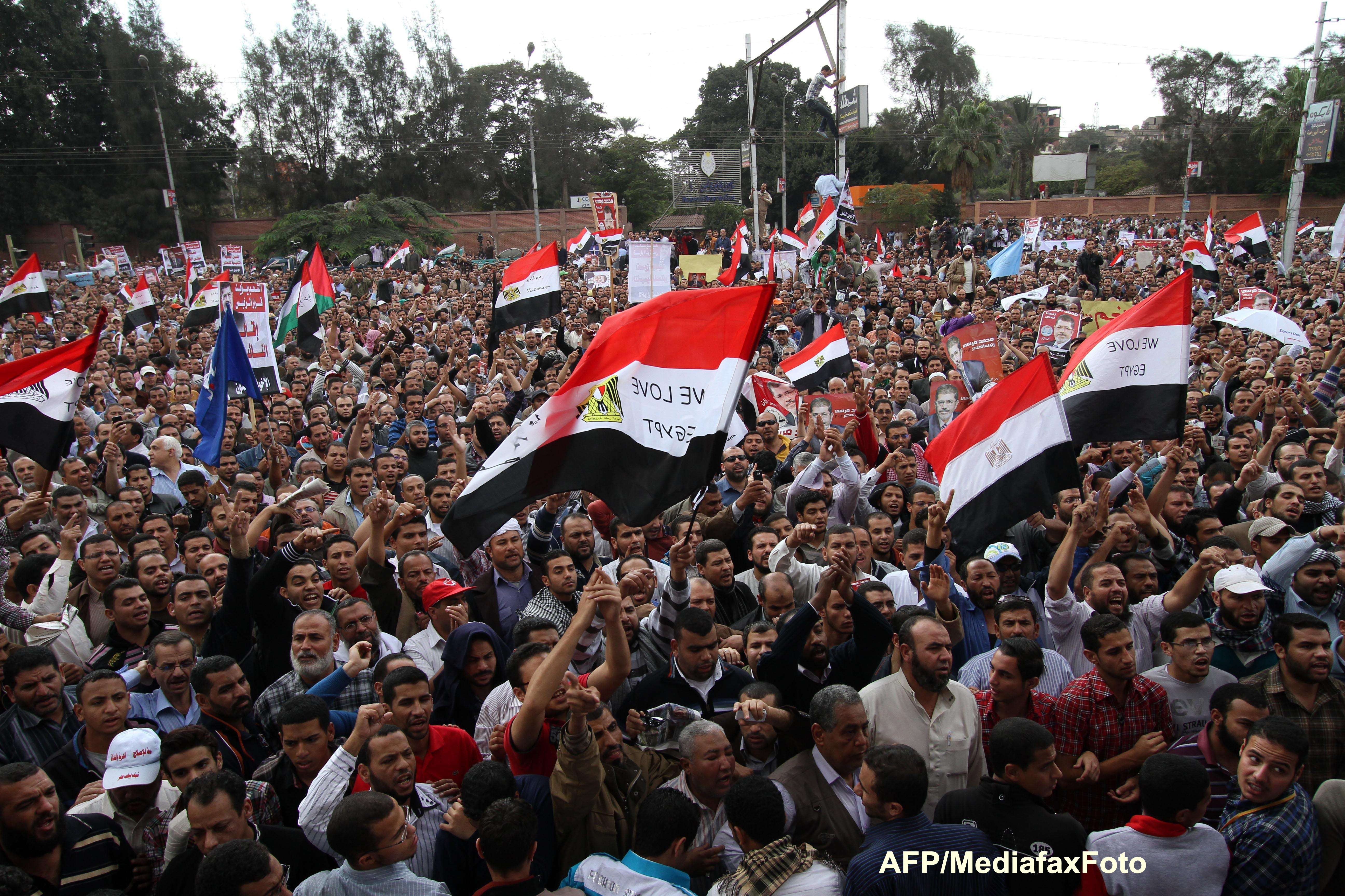 Egiptul fierbe din nou, din cauza noilor puteri ale presedintelui. Proteste violente la Cairo. VIDEO