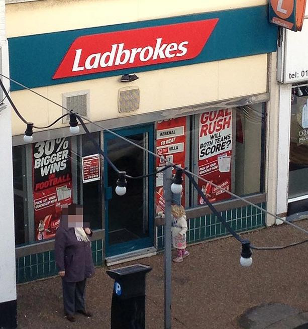 Imaginea care a starnit lacrimi si indignare. Ce i-a facut o mama fetitei de patru ani