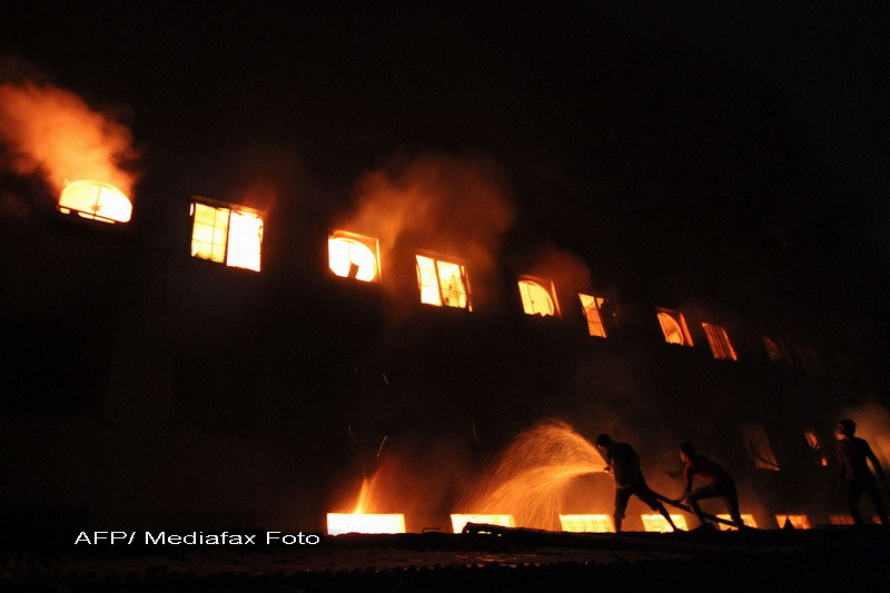 Cel putin 121 de morti intr-un incendiu produs intr-o fabrica de textile din Bangladesh