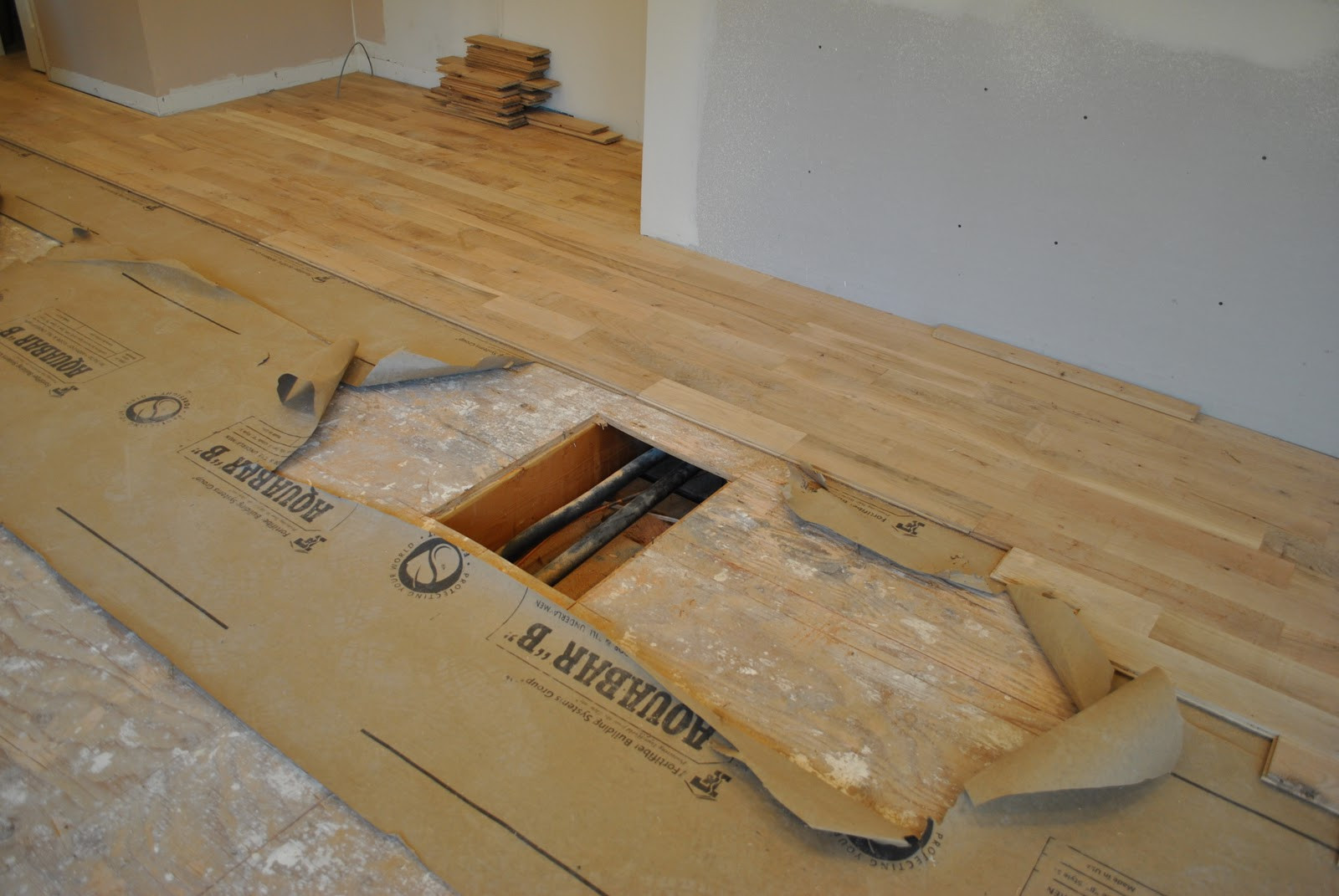 Descoperirea facuta de un muncitor in podeaua unei case. Proprietarii au trait un soc