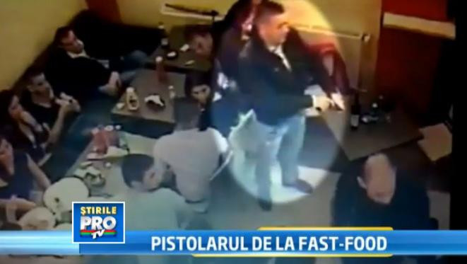 CAMERA DE SUPRAVEGHERE. Scandal intr-un fast-food din Filiasi. Un tanar, impuscat in abdomen