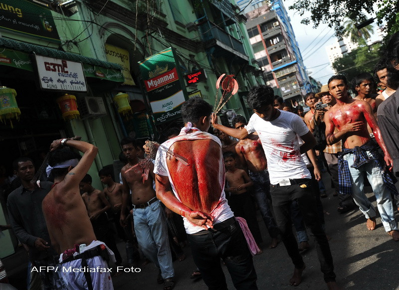 Ashura, sarbatoarea cu ritualuri barbare, oameni mutilati si strazi inecate in sange. GALERIE FOTO