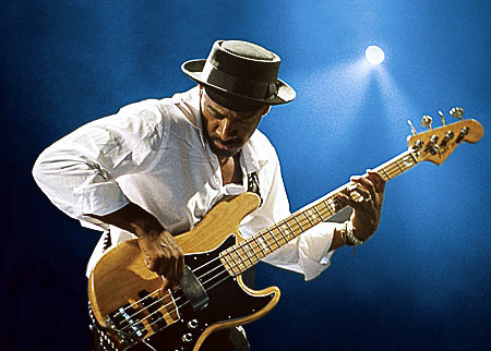 Muzicianul de jazz Marcus Miller si orchestra lui, implicati intr-un grav accident rutier