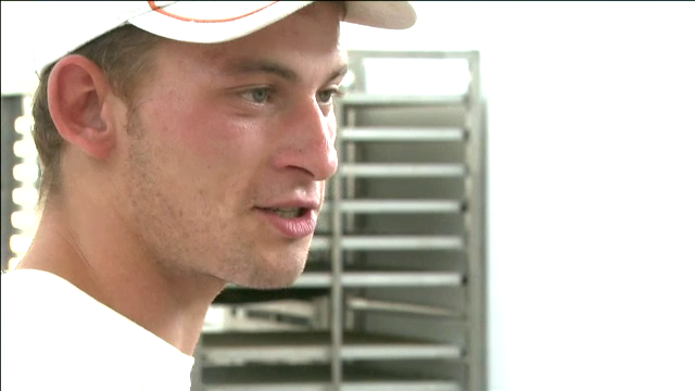 Alex, omul strazii care si-a invins destinul, isi cauta fratele geaman. Ajuta-l si tu sa-l gaseasca