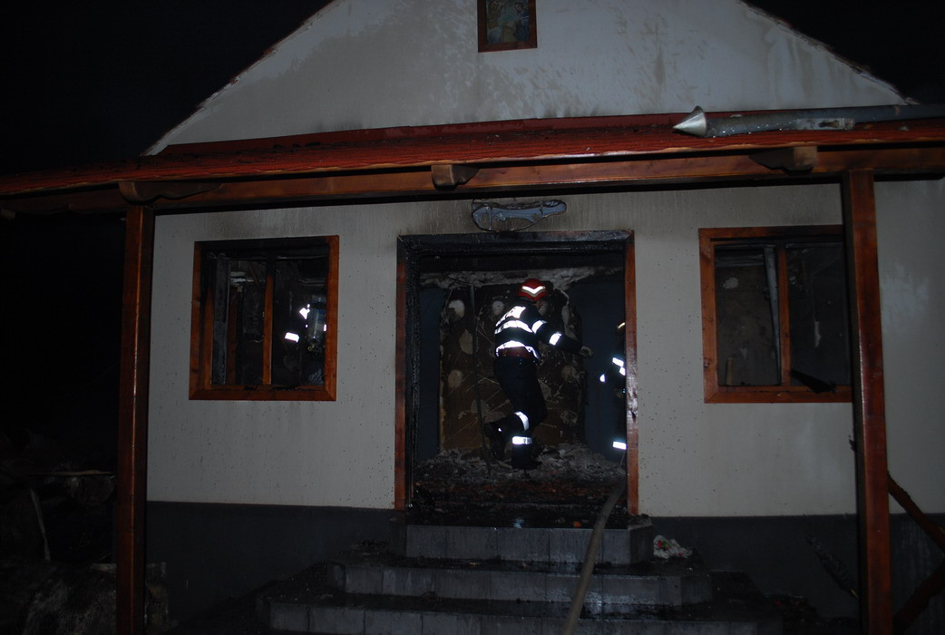 Incendiu la o biserica din judetul Hunedoara. Au ars mai multe icoane si obiecte de cult