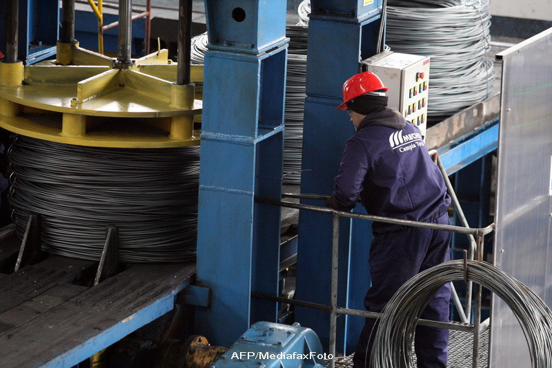 Doi muncitori, prinsi sub o stiva de bare metalice de zece tone, la combinatul siderurgic Hunedoara.Unul dintre ei a murit