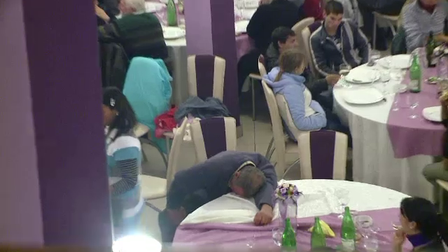 Taxa pe pomana electorala. Cum s-a schimbat brusc pretul la vin fiert si gulas cand a aparut politia