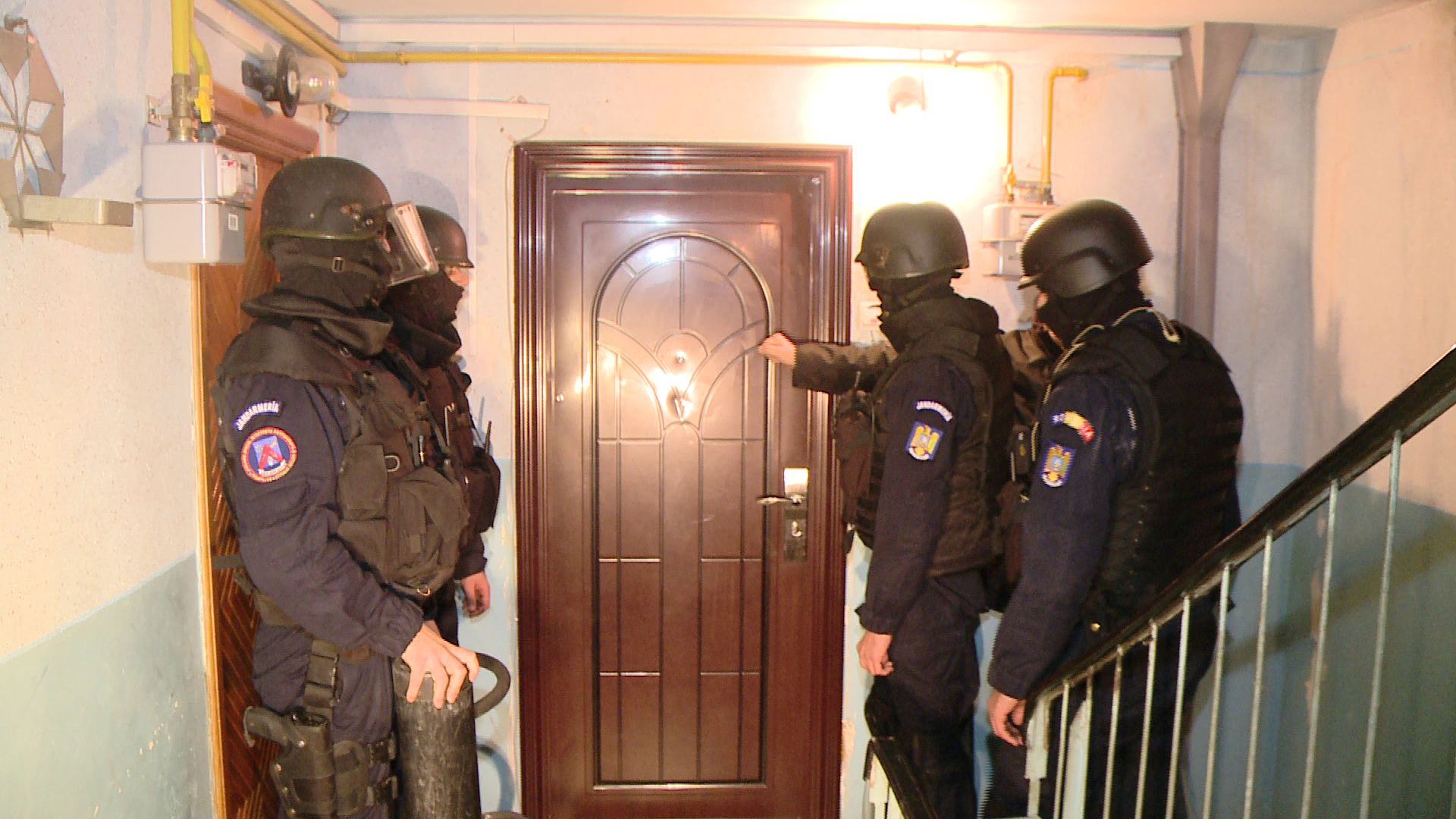 Perchezitii in Caras-Severin pentru prinderea unor hoti care au furat 100000 de lei dintr-o locuinta