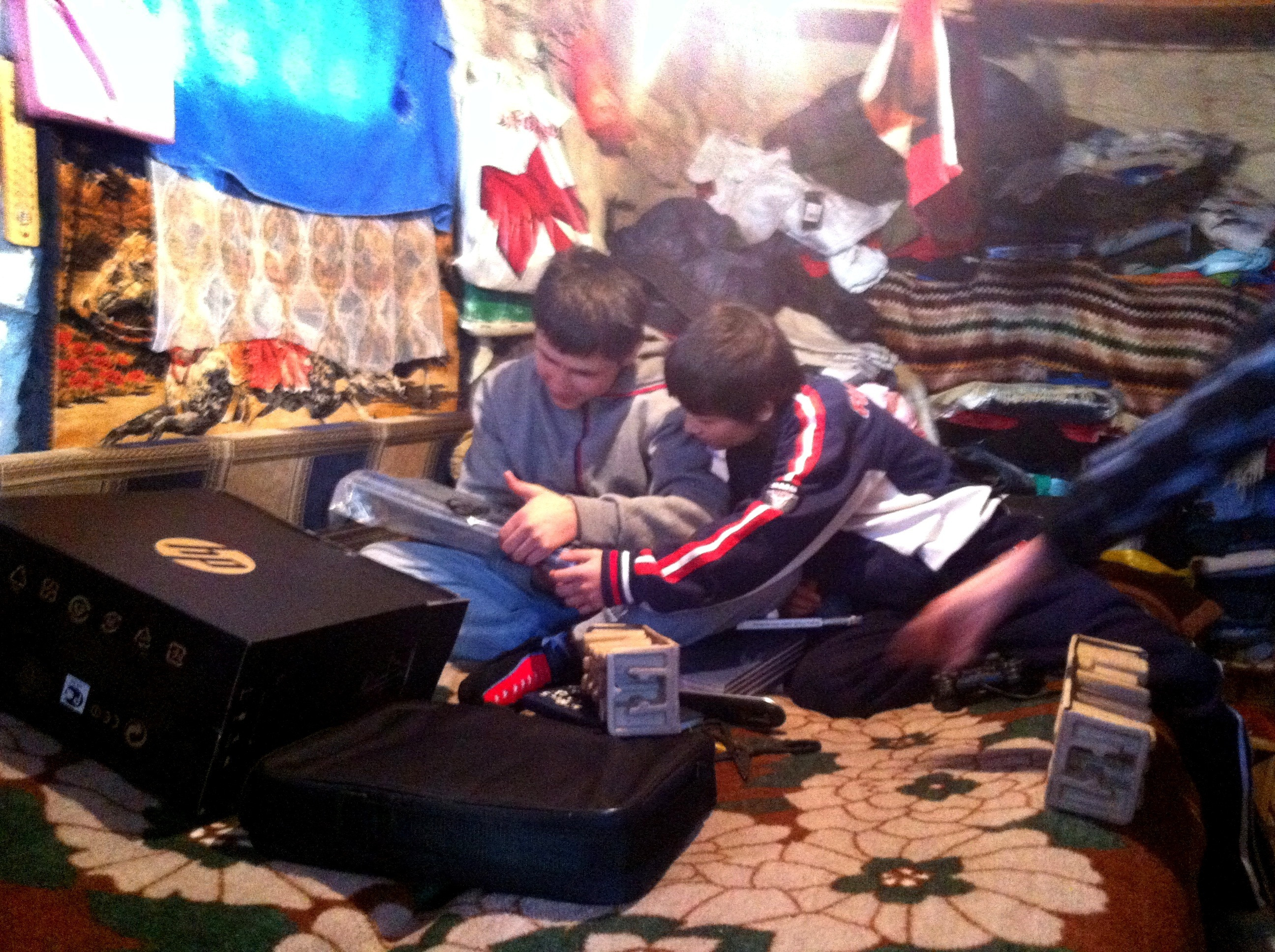 Momente emotionante in casa lui Aidin si Metin. Laptopul oferit pentru a-i ajuta sa invete a sosit