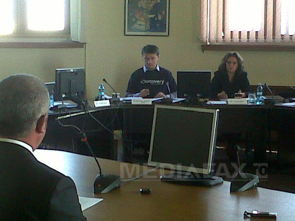 Un membru CNA, imbracat intr-un tricou cu sigla Discovery Channel, la sedinta Consiliului