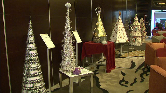 Licitatia caritabila a brazilor de Craciun din acest an va cuprinde creatiile a 27 de artisti