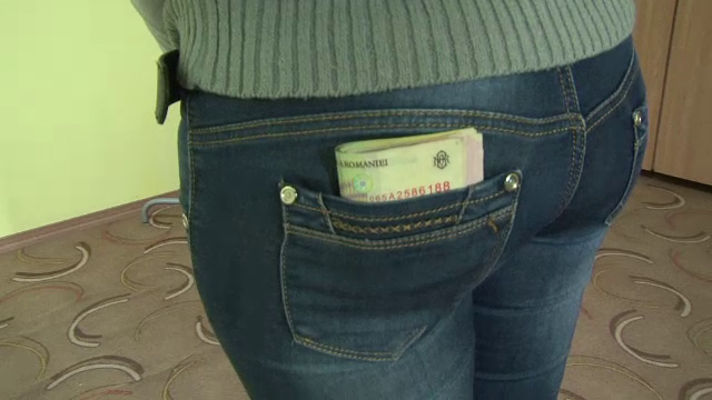 O funcționară, prinsă în flagrant când lua mită pentru o cerere de restituire a taxei auto