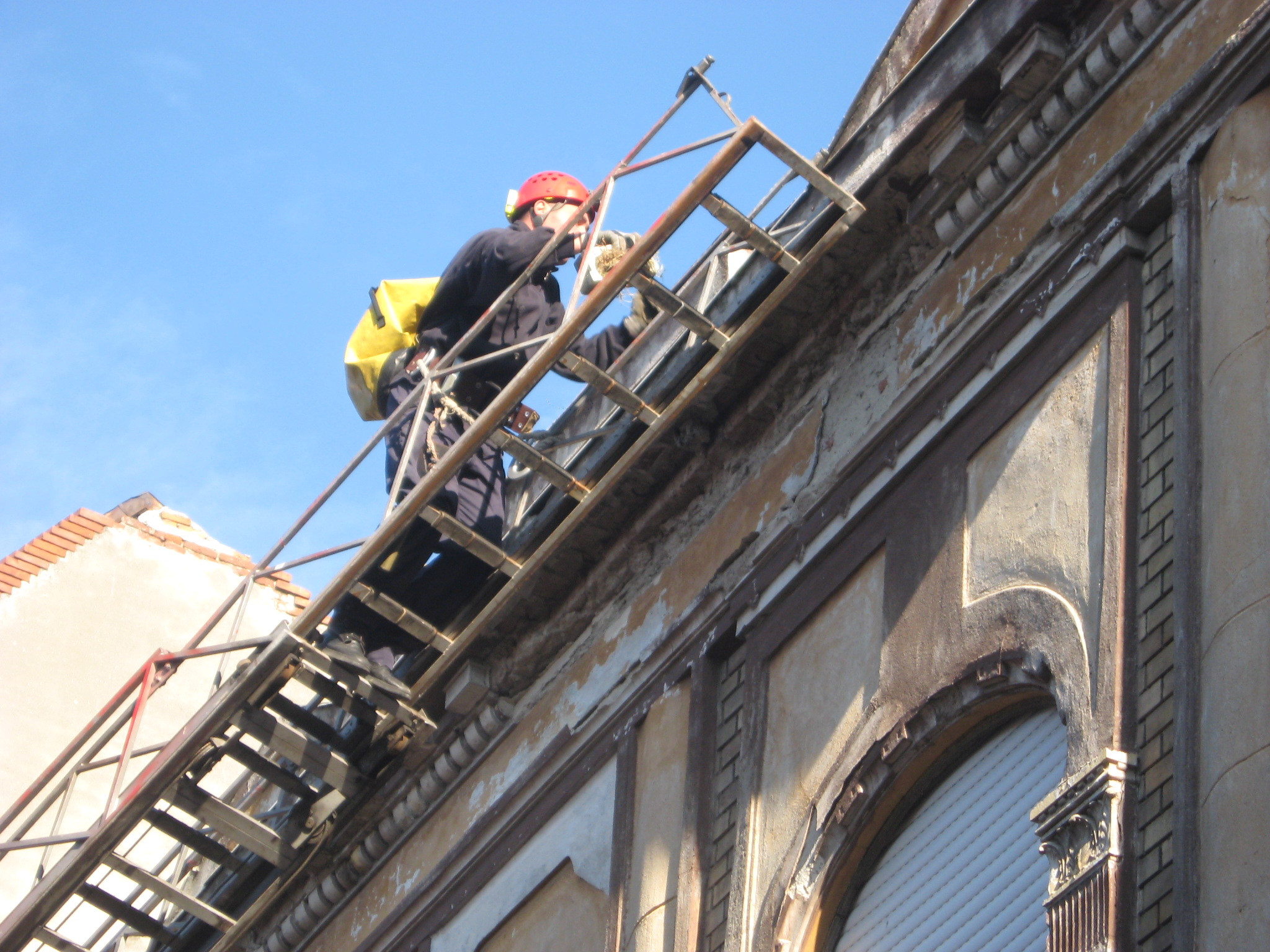 Incendiu la un liceu din Oradea. Elevii au fost evacuati de urgenta din cladire