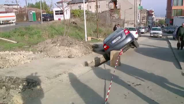 Patania unei soferite din Constanta. Cauta un loc de parcare, dar a intrat intr-un sant de 2 metri
