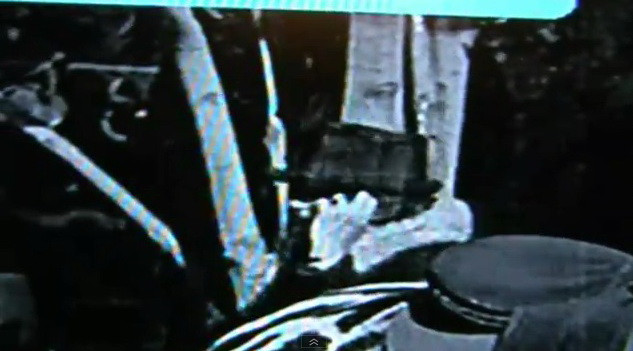 Poza care a pus pe ganduri multa lume! Calator in timp descoperit intr-un film cu Charlie Chaplin!