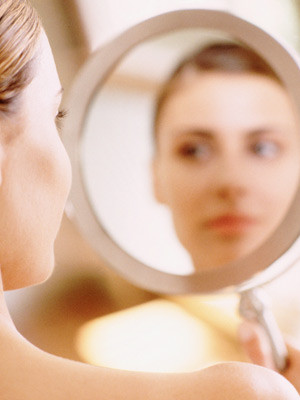 Ce se intampla cand te uiti in aceasta oglinda. "Nu este o smecherie, e tehnologie". VIDEO