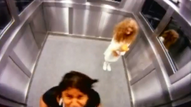 Viralul saptamanii: Cum au reactionat oamenii care s-au trezit in lift cu o fantoma: VIDEO
