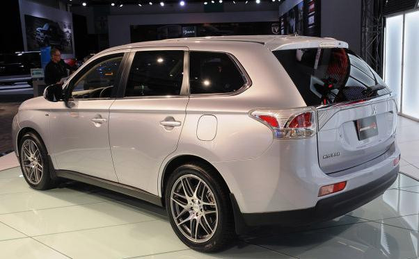 Noul Mitsubishi Outlander lansat oficial la Salonul Auto de la Los Angeles GALERIE FOTO