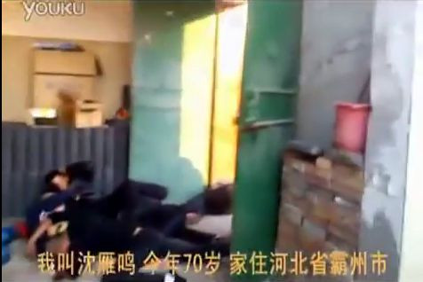 Un expert in arte martiale din China a reusit sa sperie 50 de barbati care voiau sa-l evacueze.VIDEO
