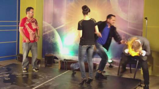 Un numar incendiar, terminat prost. Magician cu capul in flacari, in direct la TV. VIDEO